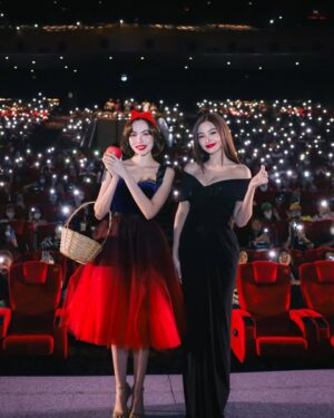 Charlotte Austin Instagram - Mirror mirror on the wall, who’s the fairest of them all✨

EL X MAJOR SPECIAL SCREENING
#SnowWhiteWithENGLOT 

ภาพสวย เพลงเพราะ อลังการสุดๆ Disney’s Snow White #สโนว์ไวท์  วันนี้ในโรงภาพยนตร์ และในระบบ IMAX 🍎

#SnowWhiteTH 
#อิงฟ้าวราหะ #อิงฟ้ามหาชน #EngfaWaraha
#ชาล็อตออสติน #CharlotteAustin

@majorgroup
@disneystudiosth