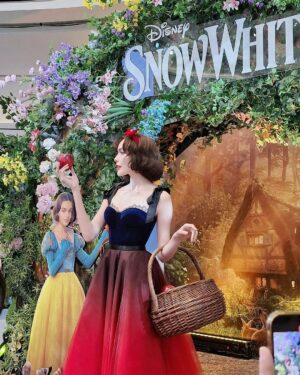 Charlotte Austin Instagram - Mirror mirror on the wall, who’s the fairest of them all✨

EL X MAJOR SPECIAL SCREENING
#SnowWhiteWithENGLOT 

ภาพสวย เพลงเพราะ อลังการสุดๆ Disney’s Snow White #สโนว์ไวท์  วันนี้ในโรงภาพยนตร์ และในระบบ IMAX 🍎

#SnowWhiteTH 
#อิงฟ้าวราหะ #อิงฟ้ามหาชน #EngfaWaraha
#ชาล็อตออสติน #CharlotteAustin

@majorgroup
@disneystudiosth