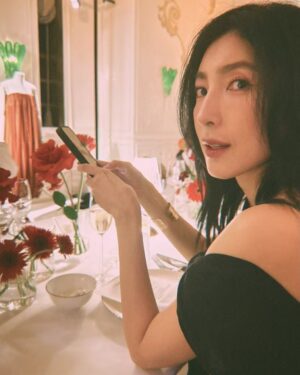 Cheryl Yang Instagram - 最幸福的事是～

工作完畢回到家喝碗熱呼呼的蛤蠣湯🥰
晚安😘