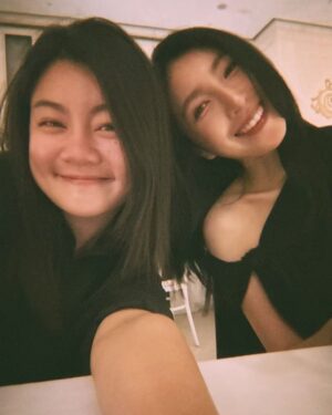 Cheryl Yang Instagram - 最幸福的事是～

工作完畢回到家喝碗熱呼呼的蛤蠣湯🥰
晚安😘