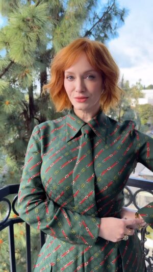 Christina Hendricks Instagram - CHRISTINA x @goodamericanfamilyhulu Press Day 🌿

Makeup: @mollygreenwald 
#KatThompsonHair 
#ChristinaHendricks