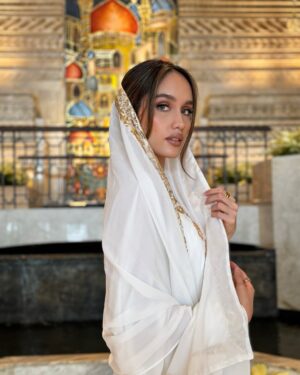 Cinta Laura Kiehl Instagram - Selamat Hari Raya Idul Fitri bagi yang merayakan! 🌙
Mohon maaf lahir dan batin. Semoga hari yang suci ini membawa kedamaian, kebahagiaan untuk kalian dan orang-orang tercinta.

Peace and love, 
Kiehl Family ✨