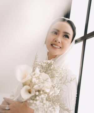 Cita Citata Instagram - Cerita sedikit

Aku Ingin berterimakasih kepada Semesta dan Tuhan sudah mempertemukan aku dengan pria yang paling penyabar, sederhana,berjiwa besar walau di hantam badai, setia dan berpandangan luas.
selama setahun bersama menjalin ibadah yang luar biasa ini .. ngga pernah ada luka di hati (karna emang dia ngga pernah marah) ☺️

Alhamdulillah .. 

buat temen2 yang belum menemukan jodoh yang sesuai dengan keinginan kita, sebaiknya perbaiki diri kita sendiri dulu, berdamai dengan diri sendiri Insyaallah Tuhan akan mempertemukan Jodoh yang sesuai, karna Jodoh itu adalah cerminan 🙏

09.07.22