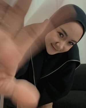 Cita Citata Instagram - Sudah lama sebelum menikah aku ingin berterimakasih kepada Cita Citata walaupun iya itu aku sendiri.
Dia cukup tegar di terpa badai yang kencang di hidupnya..
Sekarang waktunya Cita Citata beristirahat damai dengan moment dan pengalaman proses dalam pendewasaan yang dialaminya.
Selamat datang kembali diriku yang dulu dan sebenarnya “CITA RAHAYU”
Semoga kalian tidak kecewa dan menerimaku apa adanya 🙏