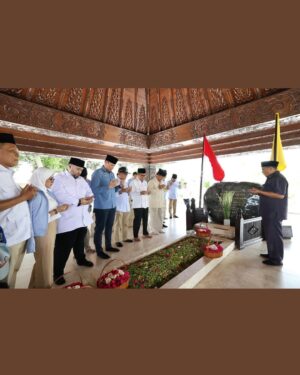Cita Citata Instagram - BAPAK Kami BAPAK BANGSA.
karna kami ANAK BANGSA.
BAPAK kami milik SELURUH ANAK BANGSA #alfatihah 🤍🤲