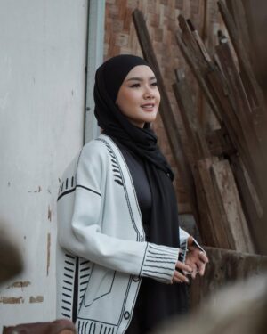 Cita Citata Instagram - Kita hanya debu yang di berikan Roh oleh Sang Maha Pencipta.
Tiada hak untuk membanggakan apa yang kita punya. Kelak saat waktunya pulang yang kita bawa bukan harta atau kekuasaan.
Hanyalah Karma semasa hidup.