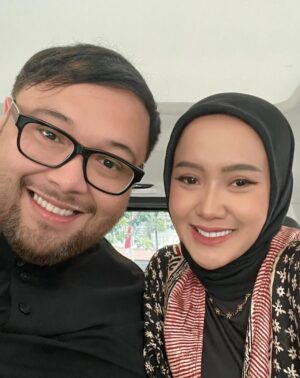 Cita Citata Instagram - Mendampingi suami bekerja…
Semangat sayang @mahardhika_soekarno 🤍