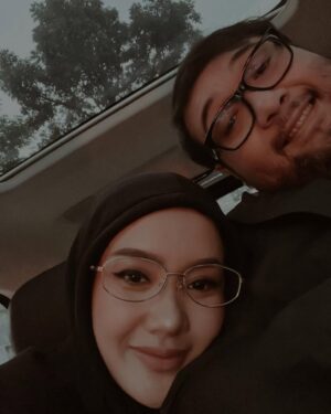 Cita Citata Instagram - My precious moment,with my precious one.
Mempertahankan cinta dan libatkan Allah dalam rumah tangga,karena menikah adalah ibadah dari Allah yang kita harus pertanggung jawabkan nanti kepada-Nya kembali ..
Menjalaninya memang tidak mudah, tapi semua bisa di bentuk dari ; saling menerima, saling mengerti dan saling mengasihi 💍🤍