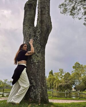 Clara Franco Instagram - marzo2025😍✍🏻🥹
Enfocáte hacia adelante. Lo soñaste. 
Desempolváte(E) Hazlo!(K) Conectáte(M)
cantá, disfrutá, compartí, viví.
derrepente ya Está pasando 🤩✨
Te caés, te levantás.💪🏼 
Y sucede. impensable, increíble 😲🫂
Pára todo en un punto del avance… 
pero con fe y entendiendo que todo es por algo y para algo, se retoma. 🫶🏼con alegría😊
Y se viene… 
“Nosotros sabemos que si Dios conmigo, quien contra mí!”(Carol)💫
👸🏼 💎 ✍🏻🥳