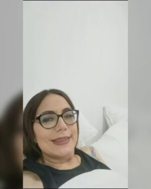 Clara Franco Instagram - marzo2025😍✍🏻🥹
Enfocáte hacia adelante. Lo soñaste. 
Desempolváte(E) Hazlo!(K) Conectáte(M)
cantá, disfrutá, compartí, viví.
derrepente ya Está pasando 🤩✨
Te caés, te levantás.💪🏼 
Y sucede. impensable, increíble 😲🫂
Pára todo en un punto del avance… 
pero con fe y entendiendo que todo es por algo y para algo, se retoma. 🫶🏼con alegría😊
Y se viene… 
“Nosotros sabemos que si Dios conmigo, quien contra mí!”(Carol)💫
👸🏼 💎 ✍🏻🥳