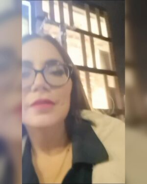 Clara Franco Instagram - marzo2025😍✍🏻🥹
Enfocáte hacia adelante. Lo soñaste. 
Desempolváte(E) Hazlo!(K) Conectáte(M)
cantá, disfrutá, compartí, viví.
derrepente ya Está pasando 🤩✨
Te caés, te levantás.💪🏼 
Y sucede. impensable, increíble 😲🫂
Pára todo en un punto del avance… 
pero con fe y entendiendo que todo es por algo y para algo, se retoma. 🫶🏼con alegría😊
Y se viene… 
“Nosotros sabemos que si Dios conmigo, quien contra mí!”(Carol)💫
👸🏼 💎 ✍🏻🥳