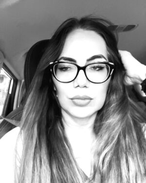 Clara Franco Instagram - marzo2025😍✍🏻🥹
Enfocáte hacia adelante. Lo soñaste. 
Desempolváte(E) Hazlo!(K) Conectáte(M)
cantá, disfrutá, compartí, viví.
derrepente ya Está pasando 🤩✨
Te caés, te levantás.💪🏼 
Y sucede. impensable, increíble 😲🫂
Pára todo en un punto del avance… 
pero con fe y entendiendo que todo es por algo y para algo, se retoma. 🫶🏼con alegría😊
Y se viene… 
“Nosotros sabemos que si Dios conmigo, quien contra mí!”(Carol)💫
👸🏼 💎 ✍🏻🥳
