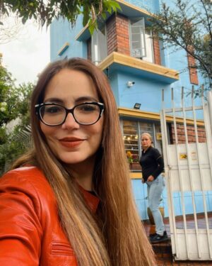 Clara Franco Instagram - Algo de mí paso por la casa de Bety la fea en Bogotá ☺️ 🇨🇴