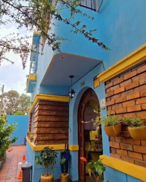 Clara Franco Instagram - Algo de mí paso por la casa de Bety la fea en Bogotá ☺️ 🇨🇴