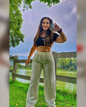 Clara Franco Instagram - De hierro y algodón. De fortaleza y sensibilidad. De barro y diamante. De dolores y amores. De mirar atrás y poder sonreír. Somos.💪🏼🧘🏻‍♀️🚣🏻‍♂️🧗🏽‍♀️🏆
Reinventarse y renacer, es y será siempre la meta 🥰🙏🏻🧞‍♀️💥🙌🏽 
Vamos arriba! Hermosas: Si se puede. 
Claro que se puede😊 No te rindas ni decaigas. Confía en Dios, que verás las maravillas 🥳
Feliz día mujeres! En especial a Mis hermanas🫂 de sangre y de la vida. A mis hijas. Las tuyas… a mi mami, tu mami… a vos que me ves, me hablas, me tirás la mejor sin conocerme y me animás a seguír y avanzar 🦋🌻🌹🔥🌟
Gracias !!!
@princessluxury_col in progress…✍🏻🤩🫶🏼🤗