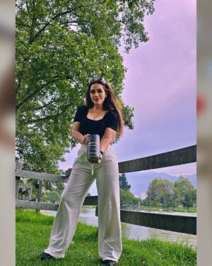 Clara Franco Instagram - De hierro y algodón. De fortaleza y sensibilidad. De barro y diamante. De dolores y amores. De mirar atrás y poder sonreír. Somos.💪🏼🧘🏻‍♀️🚣🏻‍♂️🧗🏽‍♀️🏆
Reinventarse y renacer, es y será siempre la meta 🥰🙏🏻🧞‍♀️💥🙌🏽 
Vamos arriba! Hermosas: Si se puede. 
Claro que se puede😊 No te rindas ni decaigas. Confía en Dios, que verás las maravillas 🥳
Feliz día mujeres! En especial a Mis hermanas🫂 de sangre y de la vida. A mis hijas. Las tuyas… a mi mami, tu mami… a vos que me ves, me hablas, me tirás la mejor sin conocerme y me animás a seguír y avanzar 🦋🌻🌹🔥🌟
Gracias !!!
@princessluxury_col in progress…✍🏻🤩🫶🏼🤗