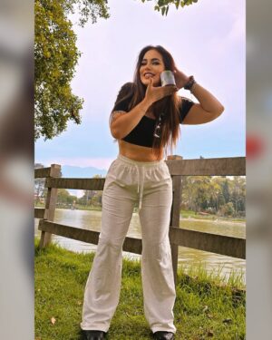 Clara Franco Instagram - De hierro y algodón. De fortaleza y sensibilidad. De barro y diamante. De dolores y amores. De mirar atrás y poder sonreír. Somos.💪🏼🧘🏻‍♀️🚣🏻‍♂️🧗🏽‍♀️🏆
Reinventarse y renacer, es y será siempre la meta 🥰🙏🏻🧞‍♀️💥🙌🏽 
Vamos arriba! Hermosas: Si se puede. 
Claro que se puede😊 No te rindas ni decaigas. Confía en Dios, que verás las maravillas 🥳
Feliz día mujeres! En especial a Mis hermanas🫂 de sangre y de la vida. A mis hijas. Las tuyas… a mi mami, tu mami… a vos que me ves, me hablas, me tirás la mejor sin conocerme y me animás a seguír y avanzar 🦋🌻🌹🔥🌟
Gracias !!!
@princessluxury_col in progress…✍🏻🤩🫶🏼🤗