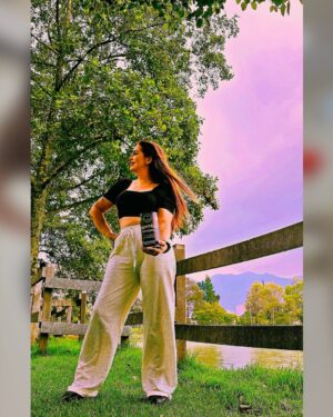 Clara Franco Instagram - De hierro y algodón. De fortaleza y sensibilidad. De barro y diamante. De dolores y amores. De mirar atrás y poder sonreír. Somos.💪🏼🧘🏻‍♀️🚣🏻‍♂️🧗🏽‍♀️🏆
Reinventarse y renacer, es y será siempre la meta 🥰🙏🏻🧞‍♀️💥🙌🏽 
Vamos arriba! Hermosas: Si se puede. 
Claro que se puede😊 No te rindas ni decaigas. Confía en Dios, que verás las maravillas 🥳
Feliz día mujeres! En especial a Mis hermanas🫂 de sangre y de la vida. A mis hijas. Las tuyas… a mi mami, tu mami… a vos que me ves, me hablas, me tirás la mejor sin conocerme y me animás a seguír y avanzar 🦋🌻🌹🔥🌟
Gracias !!!
@princessluxury_col in progress…✍🏻🤩🫶🏼🤗