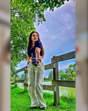 Clara Franco Instagram - De hierro y algodón. De fortaleza y sensibilidad. De barro y diamante. De dolores y amores. De mirar atrás y poder sonreír. Somos.💪🏼🧘🏻‍♀️🚣🏻‍♂️🧗🏽‍♀️🏆
Reinventarse y renacer, es y será siempre la meta 🥰🙏🏻🧞‍♀️💥🙌🏽 
Vamos arriba! Hermosas: Si se puede. 
Claro que se puede😊 No te rindas ni decaigas. Confía en Dios, que verás las maravillas 🥳
Feliz día mujeres! En especial a Mis hermanas🫂 de sangre y de la vida. A mis hijas. Las tuyas… a mi mami, tu mami… a vos que me ves, me hablas, me tirás la mejor sin conocerme y me animás a seguír y avanzar 🦋🌻🌹🔥🌟
Gracias !!!
@princessluxury_col in progress…✍🏻🤩🫶🏼🤗