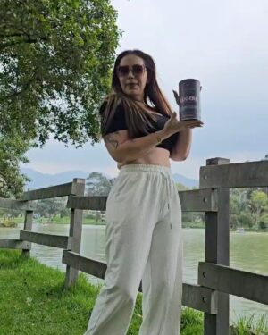 Clara Franco Instagram - marzo2025😍✍🏻🥹
Enfocáte hacia adelante. Lo soñaste. 
Desempolváte(E) Hazlo!(K) Conectáte(M)
cantá, disfrutá, compartí, viví.
derrepente ya Está pasando 🤩✨
Te caés, te levantás.💪🏼 
Y sucede. impensable, increíble 😲🫂
Pára todo en un punto del avance… 
pero con fe y entendiendo que todo es por algo y para algo, se retoma. 🫶🏼con alegría😊
Y se viene… 
“Nosotros sabemos que si Dios conmigo, quien contra mí!”(Carol)💫
👸🏼 💎 ✍🏻🥳