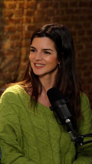 Clara Lago Instagram - Borja Vilaseca nos da su visión sobre uno de los melones más complejos que hemos tratado:
Somos víctimas, co-creadoras de nuestra realidad o, citando a una sabia amiga, “como todo en la vida, será una mezcla de las dos cosas”? 
Pues esto es solo un clip… imaginaros cómo es el resto del capítulo. O mejor, no lo imaginéis y vedlo entero, que ya está disponible en todas las plataformas y no tiene desperdicio 😉
Besito en la frente!! 💋🍈💥 #BorjaVilaseca #Autoconocimiento #CrecimientoPersonal #InteligenciaEmocional #PodcastEspañol