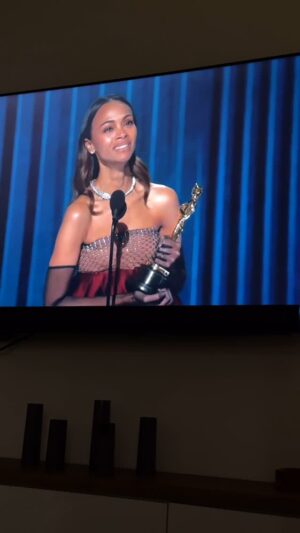 Clarissa Molina Instagram - A moco tendido llorando de emoción por ti @zoesaldana ♥️🇩🇴 QUE ORGULLO! República Dominicana está muy orgulloso de ti! 👏🏼🥹😭 Felicidades por tu Oscar @theacademy muy merecido! 👏🏼👏🏼👏🏼👏🏼👏🏼🥹🥹🥹🥹♥️♥️