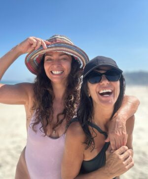 Claudia Ohana Instagram - Sol no rosto, pé na areia e alma leve… de volta ao meu lugar e hoje com esse dia lindo em boa companhia! I love Rio. ☀️💙