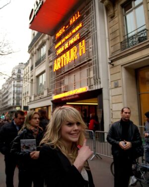 Coeur de Pirate Instagram - On est en 2009, je faisais mon premier show à l’Olympia avant Arthur H, Obama était le président des USA, on portait des écharpes très minces, mes amies étaient venues avec moi, je m’étais endormie devant la porte de l’appart après être sortie en boîte, la vie était plus simple 😂