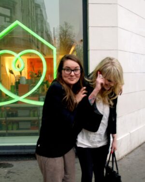 Coeur de Pirate Instagram - On est en 2009, je faisais mon premier show à l’Olympia avant Arthur H, Obama était le président des USA, on portait des écharpes très minces, mes amies étaient venues avec moi, je m’étais endormie devant la porte de l’appart après être sortie en boîte, la vie était plus simple 😂