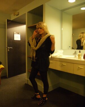 Coeur de Pirate Instagram - On est en 2009, je faisais mon premier show à l’Olympia avant Arthur H, Obama était le président des USA, on portait des écharpes très minces, mes amies étaient venues avec moi, je m’étais endormie devant la porte de l’appart après être sortie en boîte, la vie était plus simple 😂