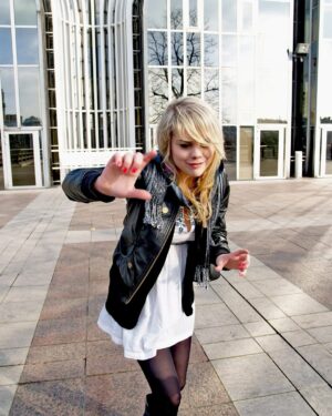 Coeur de Pirate Instagram - On est en 2009, je faisais mon premier show à l’Olympia avant Arthur H, Obama était le président des USA, on portait des écharpes très minces, mes amies étaient venues avec moi, je m’étais endormie devant la porte de l’appart après être sortie en boîte, la vie était plus simple 😂