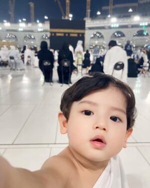 Cut Meyriska Instagram - اَلْحَمْدُلِلّهِ
Jourell Selfie bersama Ka’bah 🕋 

Semoga Aunty dan Uncle disegerakan dan dimudahkan ke Rumah اَللّهُ 
Aamiin 🤲🏻🕋

#masyaallahtabarakallah 
#JourellKenzieDanuarta
#Mekkah
#RogerChikaJourney