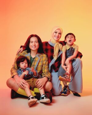 Cut Meyriska Instagram - 🧡💛💙🩷

Photographer & Team @aldosinarta @hanzhp @iamraffan @heri.pp
Makeup @victoria_makeupatelier
Hijabdo @awanisaw
Fashion Stylist @gianinadebora
Chika & Roger outfit @st.youngstudio
Shaquille & Jourell outfit @sabineandheem
Loc @studioasa_

#RogerChikaJourney