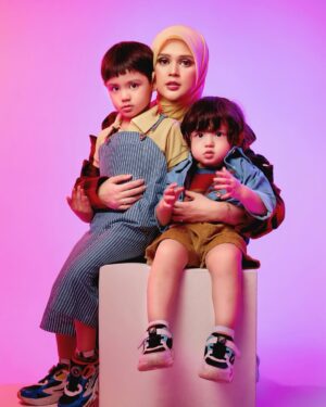 Cut Meyriska Instagram - 🧡💛💙🩷

Photographer & Team @aldosinarta @hanzhp @iamraffan @heri.pp
Makeup @victoria_makeupatelier
Hijabdo @awanisaw
Fashion Stylist @gianinadebora
Chika & Roger outfit @st.youngstudio
Shaquille & Jourell outfit @sabineandheem
Loc @studioasa_

#RogerChikaJourney