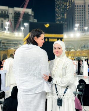 Cut Meyriska Instagram - MasyaAllah diberikan kesempatan untuk mengunjungi Rumah mu Ya’Allah 🤲🏻
Berikan lah Kami Semua Kesehatan dan Lindungi Kami Selalu Ya’Allah 🤲🏻

Semoga Semua yang Ingin Ke RumahMu dimudahkan dan dilancarkan Ya’Allah 🤲🏻
Aamiin 🤲🏻

@hananiagroup.id 

#masyaallahtabarakallah 
#Mekkah
#Umroh
#RogerChikaJourney