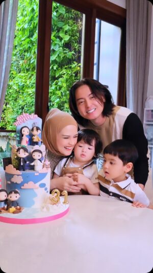 Cut Meyriska Instagram - Forever Twenty One 🤪

Cake @sugarhighpatisserie 

#masyaallahtabarakallah 
#RogerChikaJourney