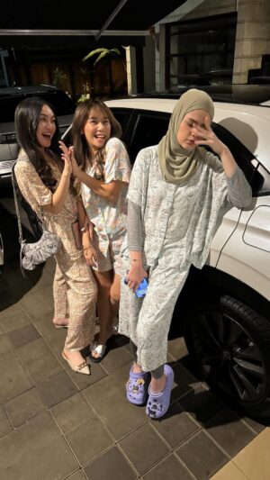 Cut Meyriska Instagram - Besok besok, kita angkut apalagi ya enaknya?😂😂
.
tentunya baju tidur rayon premium kita dari @mimo.label #mimobobo
