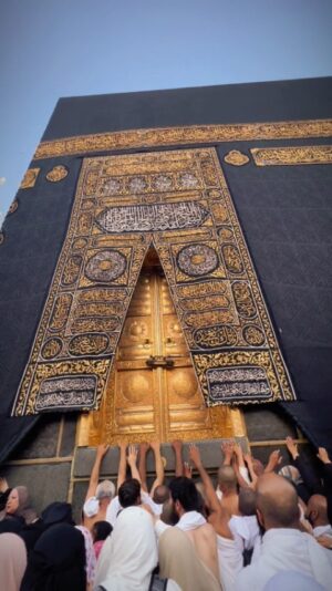 Cut Meyriska Instagram - Berserah sepenuhnya pada-Nya di tempat paling suci. Ya Allah, jaga rindu ini sampai aku kembali lagi🤲❤️

#masyaallahtabarakallah 
#rogerchikajourney 
#mekkah