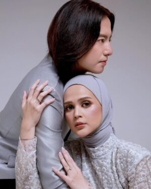 Cut Meyriska Instagram - I feel complete with you ☀️💙

Photographer & Team @aldosinarta @hanzhp @iamraffan @heri.pp
Fashion Stylist @gianinadebora
Makeup @victoria_makeupatelier
Hijabdo @awanisaw
Family outfit @gianinadeboraofficial
Loc @studioasa_

#masyaallahtabarakallah 
#RogerChikaJourney