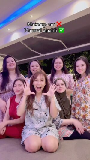 Cut Meyriska Instagram - Siapakah yang belom mandi diantara kami? 😝😂

Baju tidur kita : @mimo.label dongs! #mimobobo