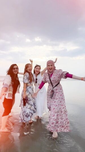 Cut Meyriska Instagram - Ekspektasi VS Realita!
Dunia Instagram tak seindah itu kawan! 😂😂😂😂

Endingnya...😂😂😂😂
Sibuk lari-lari ke pantai, tiba2 inget tripod ga bakal kuat kalo ada ombak yang dateng 😂😂😂😂
