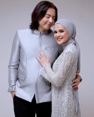 Cut Meyriska Instagram - I feel complete with you ☀️💙

Photographer & Team @aldosinarta @hanzhp @iamraffan @heri.pp
Fashion Stylist @gianinadebora
Makeup @victoria_makeupatelier
Hijabdo @awanisaw
Family outfit @gianinadeboraofficial
Loc @studioasa_

#masyaallahtabarakallah 
#RogerChikaJourney