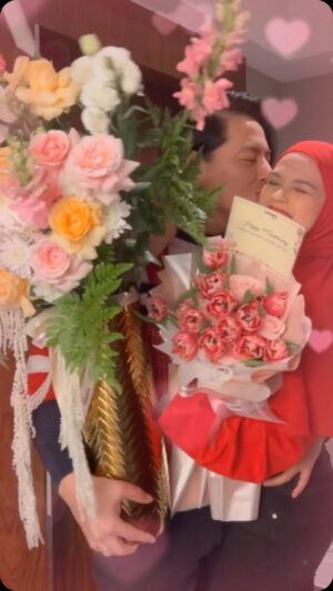 Cut Meyriska Instagram - Kirain Gak dapat Bunga 😅
Pesen sendiri di @lumiereflorist.official 💐
Ternyata dapat 😍 lebih Besar Malahan 😍🥰
Ma’aaaciihh Pupu 💙☀️
Love You 💋

#masyaallahtabarakallah 
#anniversary 
#5Th 
#RogerChikaJourney