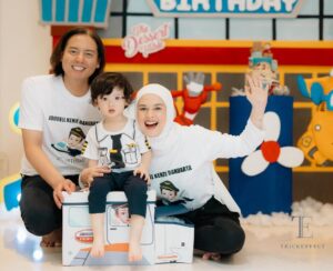 Cut Meyriska Instagram - Jourell masih Happy bgtt lihat foto2 ini 😍🥰
Pengen tiup lilin lagi 🥰

📸 @trickeffectid 
Decor @thedesserttable.id 
Cake @sugarhighpatisserie 
Souvenir @mydreamgoodies 
Snack @ivenet.id 
Souvenir @budsorganics.id 
Makanan @dapurbusastroofficial