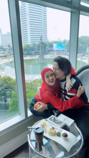 Cut Meyriska Instagram - Si PALING mikirin orang2 yang dia Sayang. Tapi jarang mikirin diri sendiri. Udah berkali kali disuruh ganti HP selalu gak mau, alasan nya belum rusak. Padahal tuh HP udah teriak minta pensiun🤣
Semoga hadiah ini bermanfaat untuk kamu. Love You Bebe☀️💙

#rogerchikajourney 
#5th 
#anniversary
