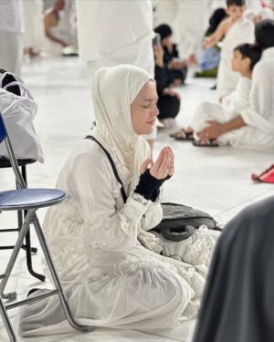 Cut Meyriska Instagram - MasyaAllah diberikan kesempatan untuk mengunjungi Rumah mu Ya’Allah 🤲🏻
Berikan lah Kami Semua Kesehatan dan Lindungi Kami Selalu Ya’Allah 🤲🏻

Semoga Semua yang Ingin Ke RumahMu dimudahkan dan dilancarkan Ya’Allah 🤲🏻
Aamiin 🤲🏻

@hananiagroup.id 

#masyaallahtabarakallah 
#Mekkah
#Umroh
#RogerChikaJourney