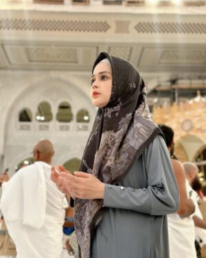 Cut Meyriska Instagram - Belum bisa move on dari Umroh kemarin, 
MasyaAllah 😇

Dan ternyata hijab  kolaborasi ku dengan @yantiadeni.official ini bisa banget dipakai untuk umroh. Bisa di style panjang sampai menutup dada 🫶🏻

Dengan 8 pilihan warna yang bisa kamu pilih sesuai warna favorite kamu dan bahan yang super nyaman tentunya, aku udah buktiin sendiri saat ibadah kemarin loh 😍

yuk yang mau samaan langsung aja chat admin atau cek langsung ke akun @yantiadeni.official untuk pemesanannya✨

#hijabsegiempat
 #hijabprinting
 #yantiadeni
 #fashionhijab 
#hijabstyle 
#hijabvoal
 #hijabumroh #YantiAdenixCutMeyriska