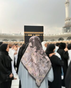 Cut Meyriska Instagram - Belum bisa move on dari Umroh kemarin, 
MasyaAllah 😇

Dan ternyata hijab  kolaborasi ku dengan @yantiadeni.official ini bisa banget dipakai untuk umroh. Bisa di style panjang sampai menutup dada 🫶🏻

Dengan 8 pilihan warna yang bisa kamu pilih sesuai warna favorite kamu dan bahan yang super nyaman tentunya, aku udah buktiin sendiri saat ibadah kemarin loh 😍

yuk yang mau samaan langsung aja chat admin atau cek langsung ke akun @yantiadeni.official untuk pemesanannya✨

#hijabsegiempat
 #hijabprinting
 #yantiadeni
 #fashionhijab 
#hijabstyle 
#hijabvoal
 #hijabumroh #YantiAdenixCutMeyriska