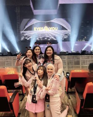 Cut Meyriska Instagram - Wahhhh Akhirnya ketemu Papi @soohyun_k216 😍💙
Super Happy bangettttt 🥰🥰🥰
Dari awal sampe Akhir terpesona lihat Papi yang jago banget Nyanyinya 😍 ngelawak jg lagi 😍
Wahhhhh hebat banget sihh, semua di borong sama @soohyun_k216 😍
Thank you jg Tacie @cherly7uno udah kasih hadiah buat Aku dan temen2 untuk nntn Papi 😍🥰
Berkah sllu Cece 🩷