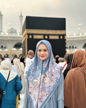 Cut Meyriska Instagram - Belum bisa move on dari Umroh kemarin, 
MasyaAllah 😇

Dan ternyata hijab  kolaborasi ku dengan @yantiadeni.official ini bisa banget dipakai untuk umroh. Bisa di style panjang sampai menutup dada 🫶🏻

Dengan 8 pilihan warna yang bisa kamu pilih sesuai warna favorite kamu dan bahan yang super nyaman tentunya, aku udah buktiin sendiri saat ibadah kemarin loh 😍

yuk yang mau samaan langsung aja chat admin atau cek langsung ke akun @yantiadeni.official untuk pemesanannya✨

#hijabsegiempat
 #hijabprinting
 #yantiadeni
 #fashionhijab 
#hijabstyle 
#hijabvoal
 #hijabumroh #YantiAdenixCutMeyriska
